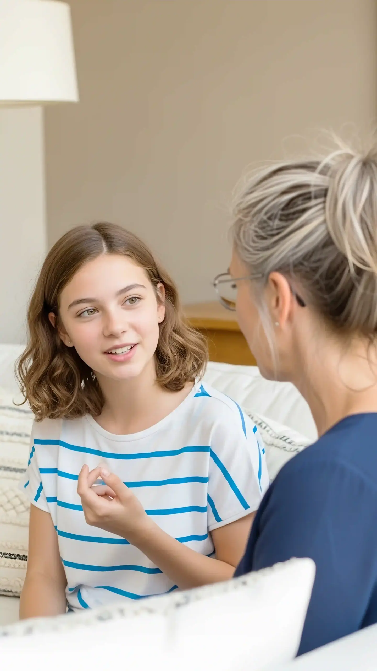 Power für teens - SuperPowerKids Erfurt - ein Mädchen unterhält sich angeregt mit der Trainerin: Stefanie