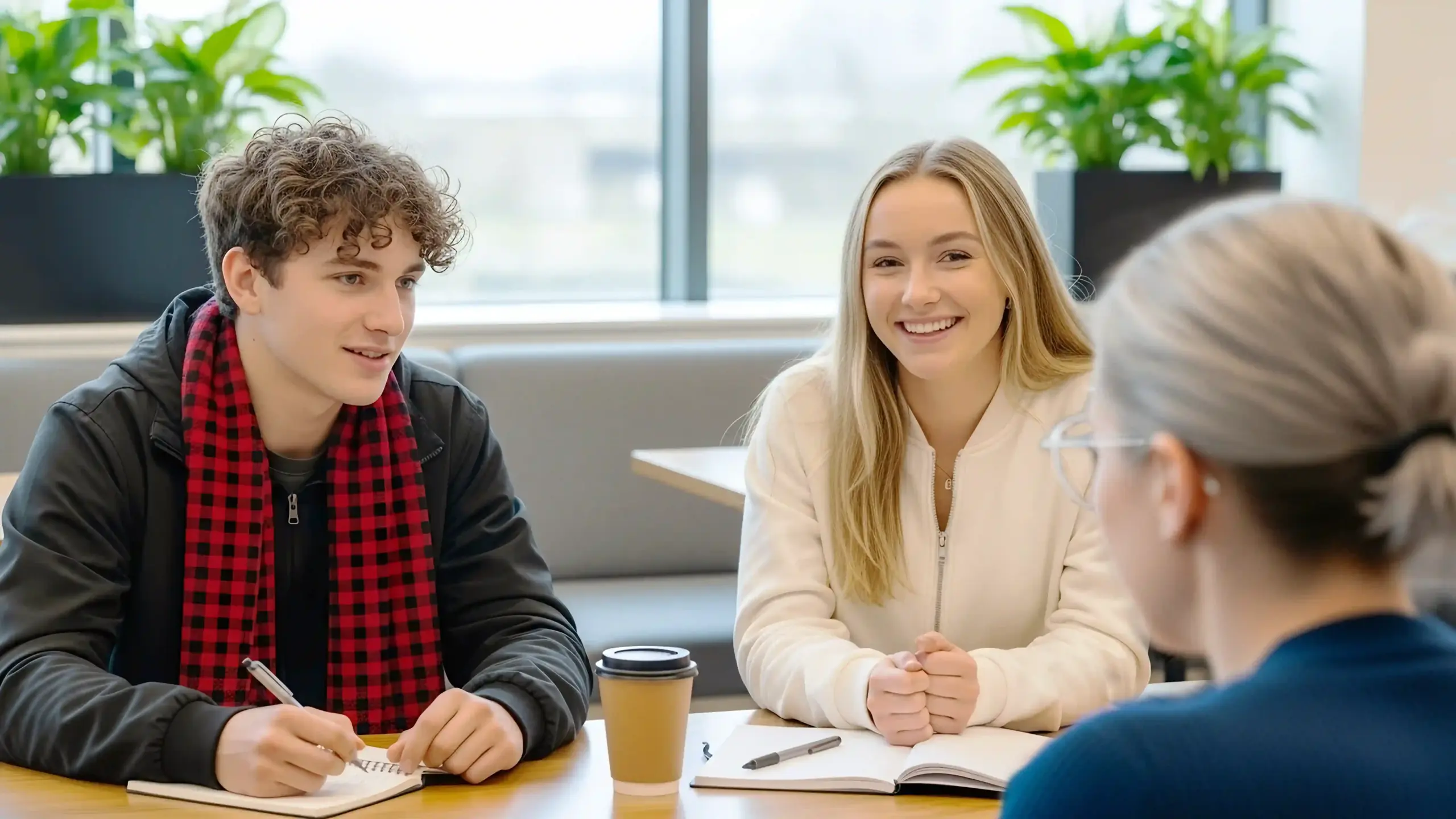 Power für teens - SuperPowerKids Erfurt - Zwei Teenager sitzen aufmerksam vor der Trainerin